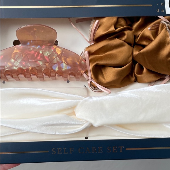 A New Day 3 Piece Set: Claw Clip, Scrunchie & Headband in Cream/White - Picture 4 of 6